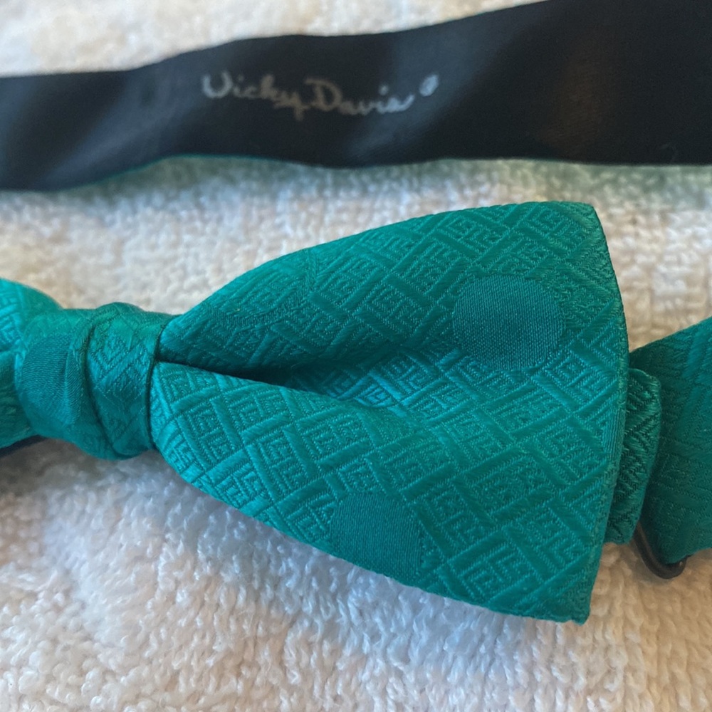 Bow tie - Picture 2 of 3